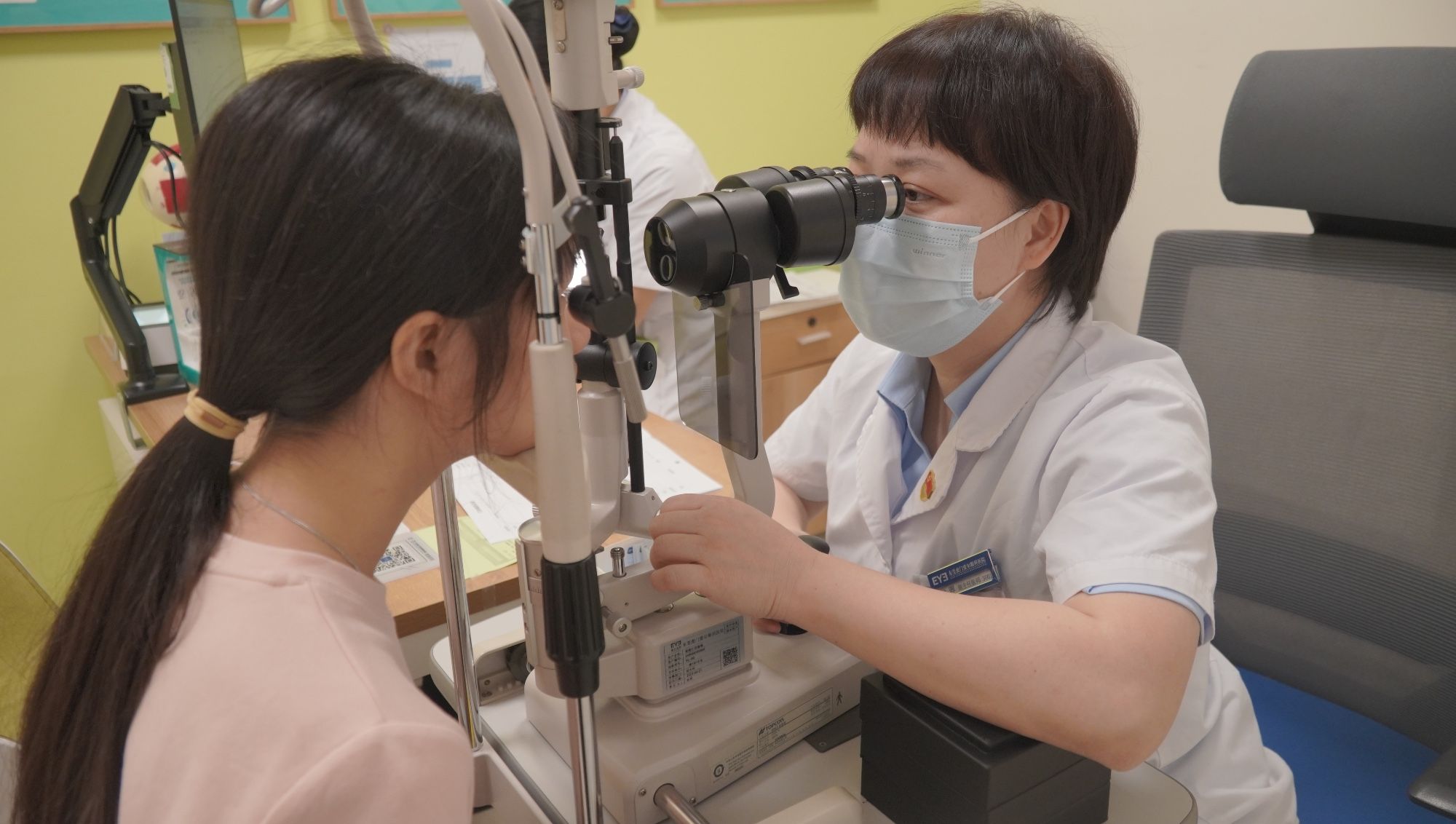 以仁心为灯 用坚守作答——东莞虎门爱尔眼科医院钟晖医生的光明之路